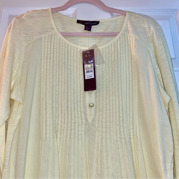 NWT Gloria Vanderbilt Pleated Roll Tab Sleeve Top w/ Crocheted Hem Size Medium - Picture 3 of 7